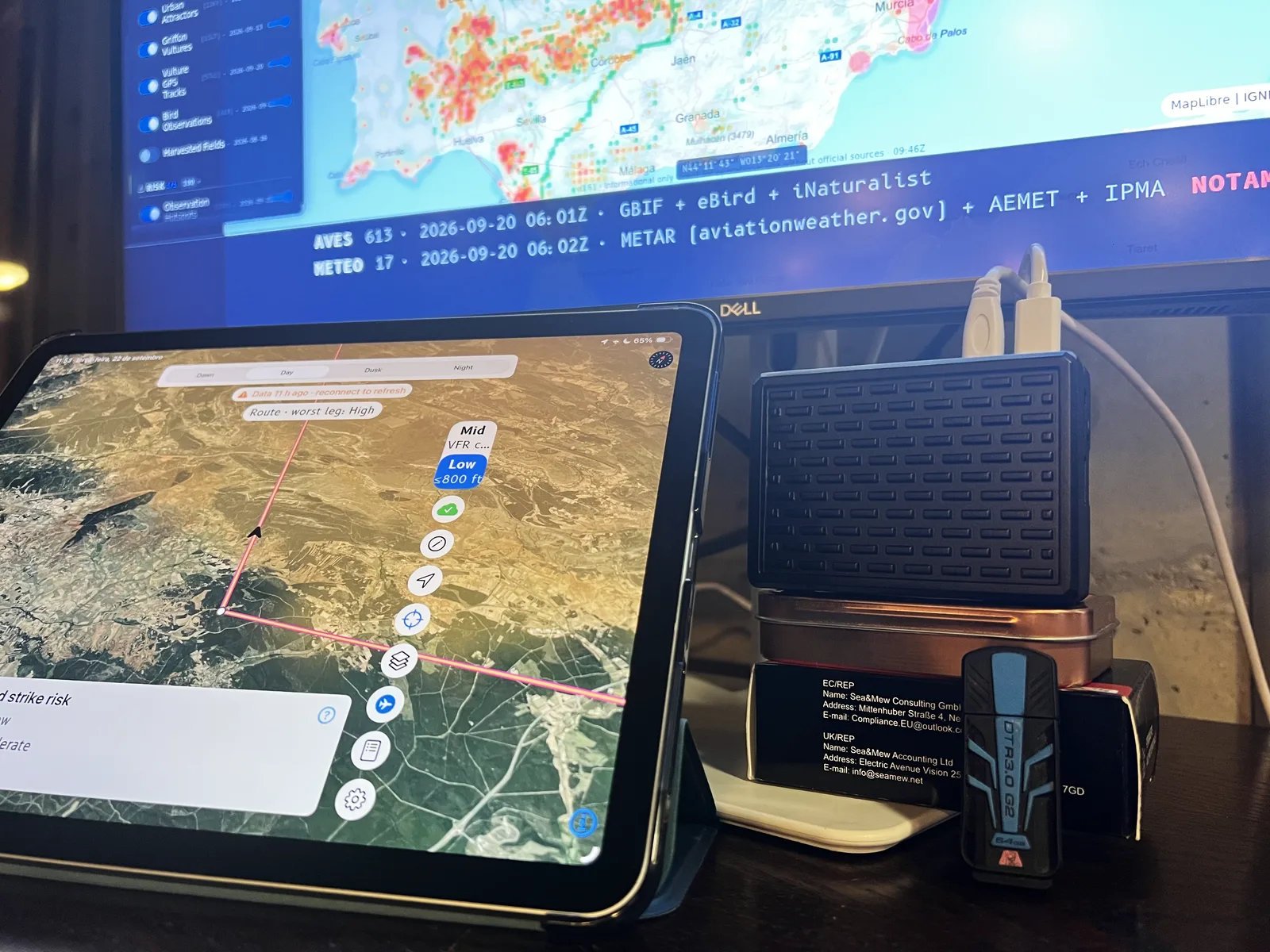 Tablet com uma aplicação de mapas e, ao lado, o pequeno equipamento que executa tudo localmente, na II Jornada de IA Responsável em Soria.