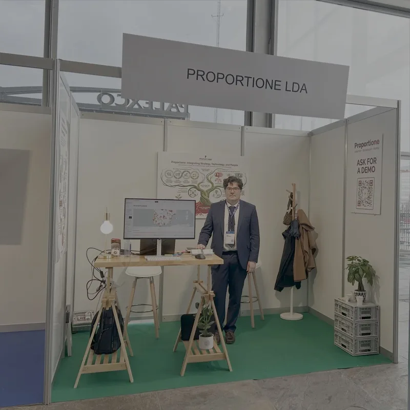 Javier Cuervo no stand da Proportione no PALEXCO, durante a cimeira REAIM 2026 na Corunha.