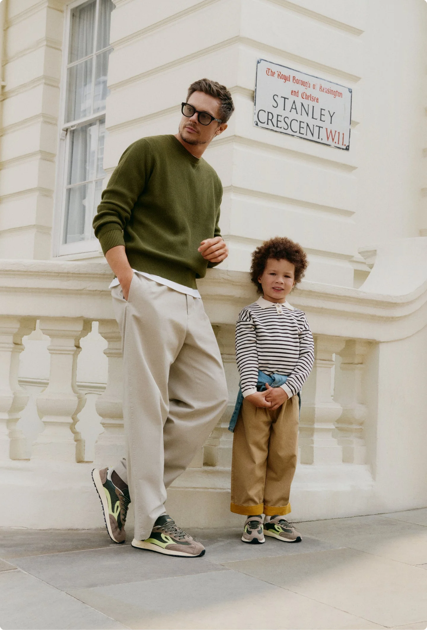 Um adulto e uma criança com calçado Lejan Melrose na campanha oficial FW26.